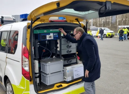 Vlaams minister van Financiën Ben Weyts (N-VA) inspecteert de snuffelwagen 