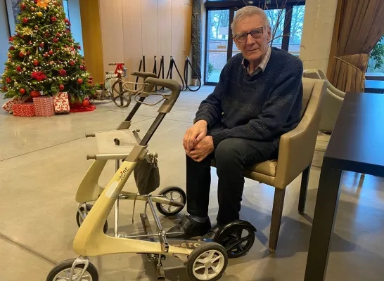 Jean-Marie naast zijn innovatieve rollator