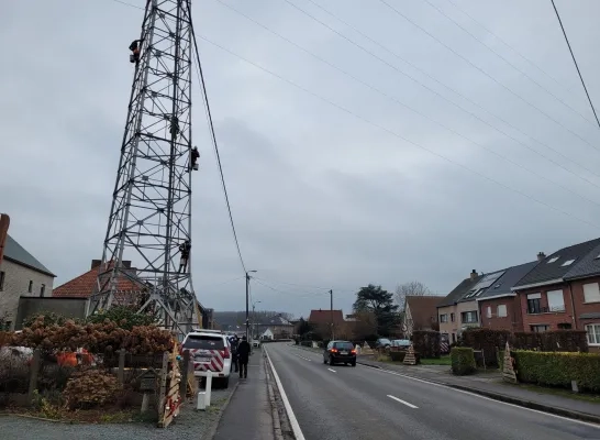 Lichtjes schitteren weer in hoogspanningsmast 'Eiffeltoren' in Merchtem: “De toren verbindt de buurt” 