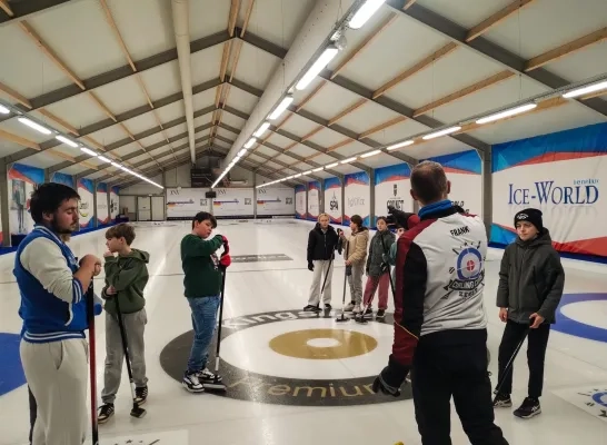 Zemst laat jongeren kennismaken met curling: “Als dé curling-gemeente moeten we inzetten op de volgende generatie” 