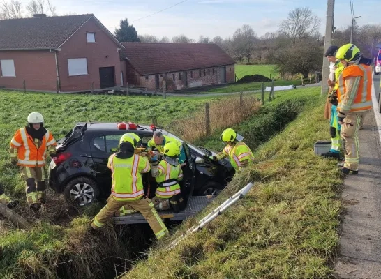 De bestuurster van de wagen die in de gracht belandde, raakte lichtgewond