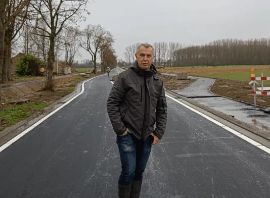 Schepen Tom Heyvaert in de vernieuwde Drijpikkelstraat