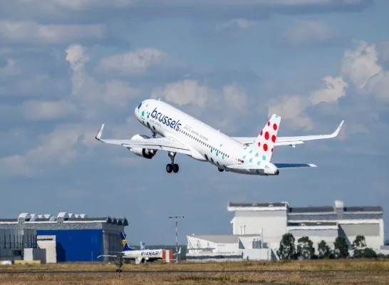 Een A320neo van Brussels Airlines stijgt op