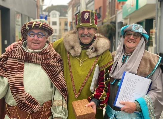 Caspar, Melchior en Balthasar trekken al zingend door de Halse straten