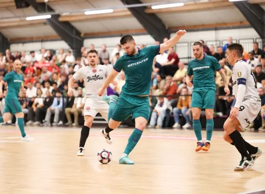 Antonio Sekulic legt aan om de bal te trappen