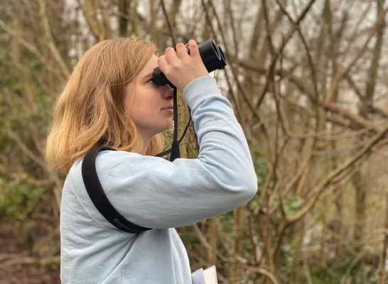 June Heene op zoek naar de bosuil