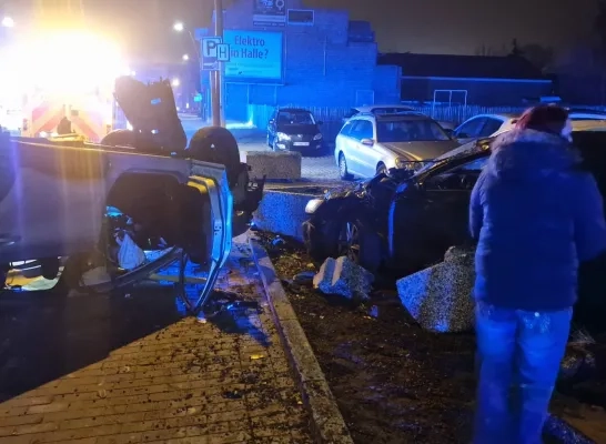 Dronken bestuurder (54) crasht tegen bloembak, gaat overkop en belandt tegen geparkeerde wagens