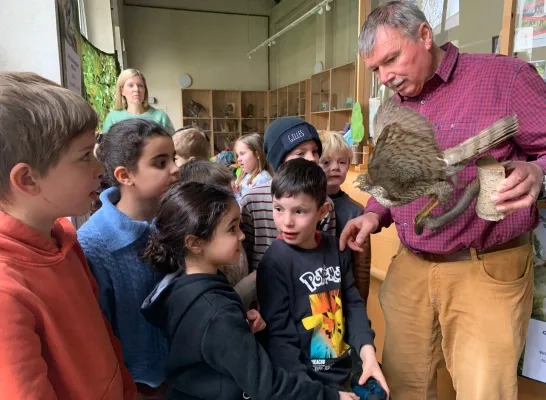 Eric van Natuurgroepering Zoniënwoud geeft uitleg in het Bosmuseum