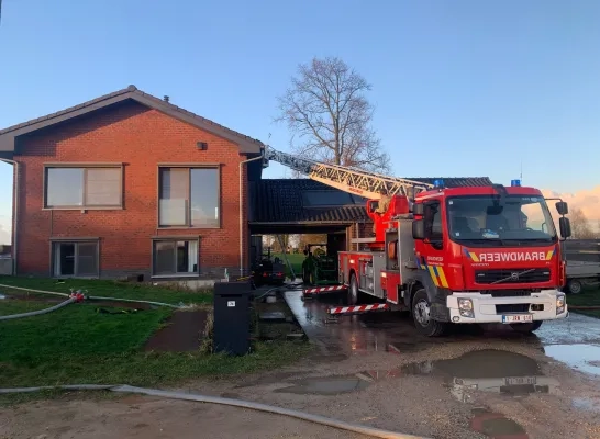 Een dakbrand in een woning in Beigem kon tijdig geblust worden