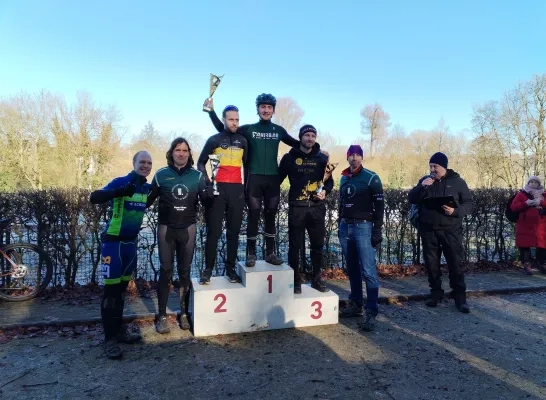 250 veldrijders leven zich uit tijdens de 3e Doendercross in Hoeilaart: "De variatie van het parcours is een troef"