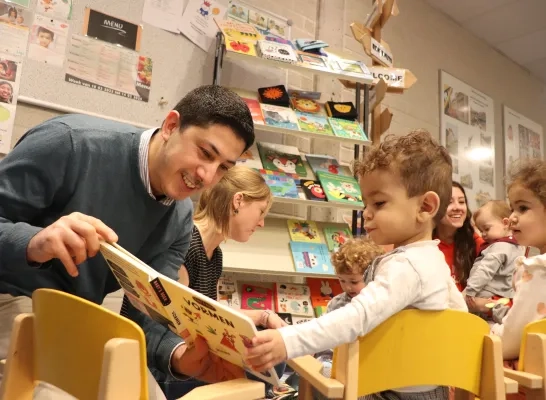 Schepen Hamid Akachouch in een kinderdagverblijf