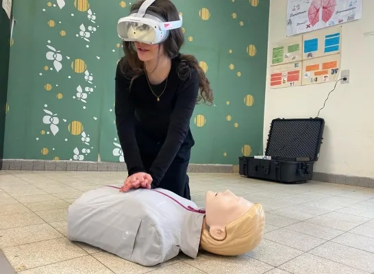 De leerlingen van de Middenschool leren reanimeren met een VR-bril op