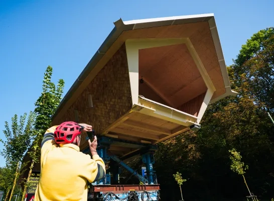 De plaatsing van de fietsbrug aan het Vierarmenkruispunt