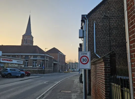 Alsembergsesteenweg in het centrum van Dworp