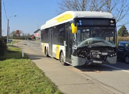 Beschadigde bus De Lijn