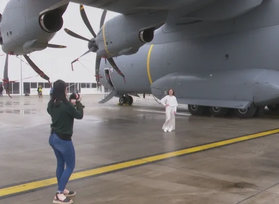 Communiefoto's laten nemen op de militaire luchthaven