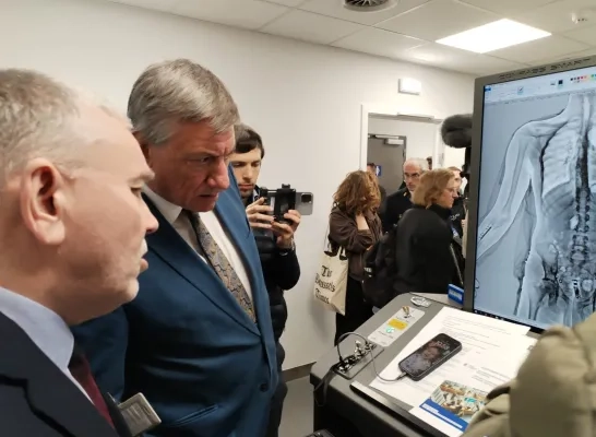 Vice-eersteminister Jan Jambon bij de bodyscanner op Brussels Airport