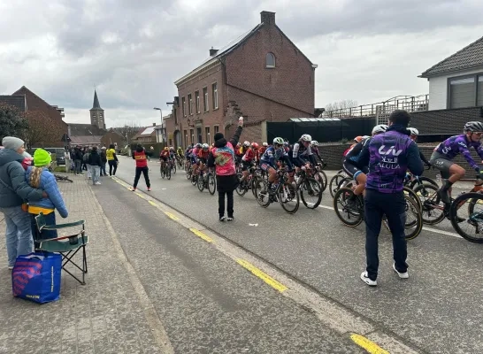 De GP Oetingen met start aan het gemeentehuis van Sint-Pieters-Leeuw