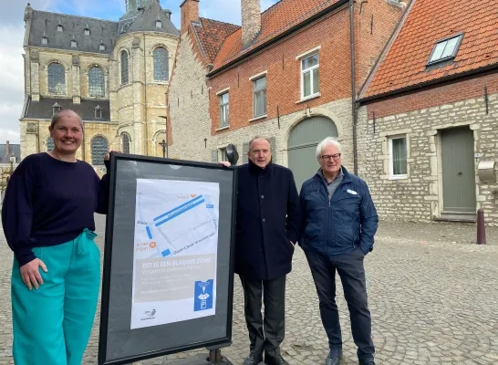 Schepen Hoefs, burgemeester Laeremans en schepen Roosen bij een informatiebord over de blauwe zone