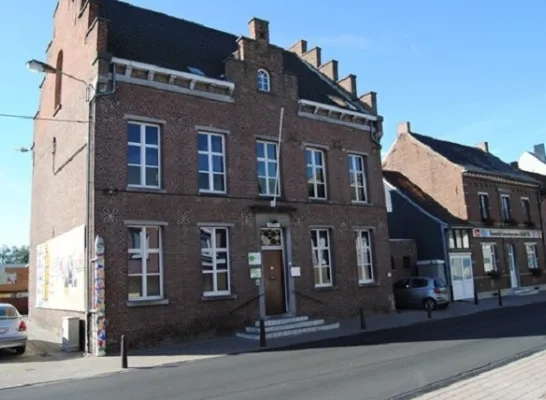 tollembeek_gemeentehuis.jpg