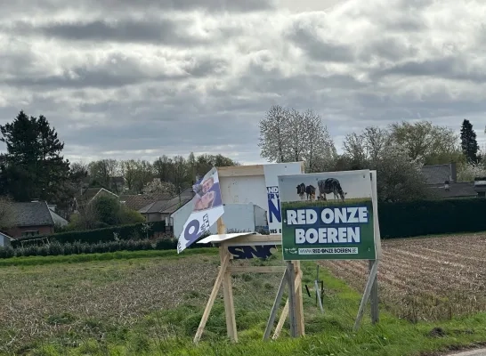 Gevandaliseerd verkiezingsbord Vlaams Belang Alsemberg