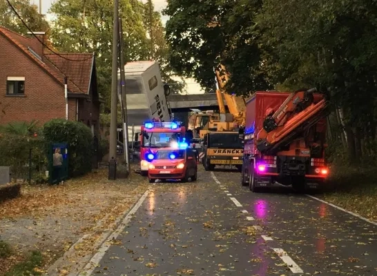 vrachtwagen_van_brug.jpg