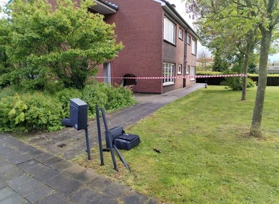 Man rijdt in eigen voorgevel