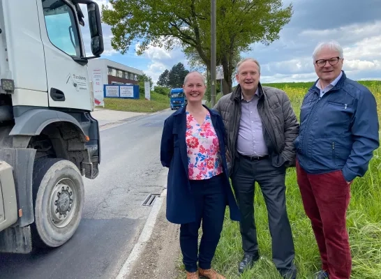 Schepenen Hoefs, Roosen en burgemeester Laeremans plannen een tweerichtingsfietspad dat het zwaar vervoer op de Verbrande Brugsesteenweg van de fietsers scheidt.jpg