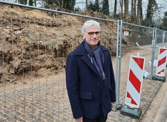 Burgemeester Wim Goossens bij de ingestorte keermuur aan de Puttenberg