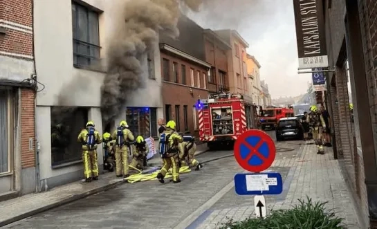 Bij een zware brand in Opwijk is een dode gevallen