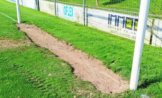 Voetbalveld onbespeelbaar doordat arbeider sleuf op doellijn graaft