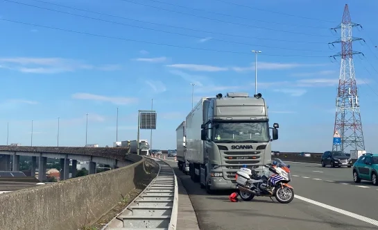 Ondanks het weekendverbod rijdt een vrachtwagen over het Viaduct van Vilvoorde