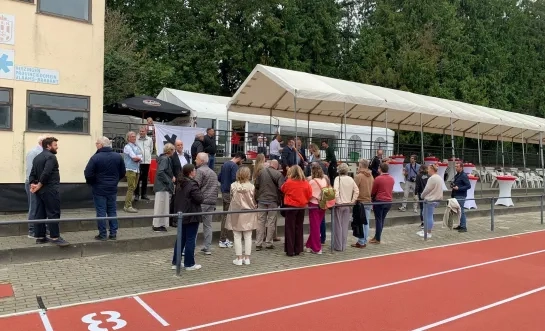 De piste voldoet aan alle normen voor nationale en internationale wedstrijden.