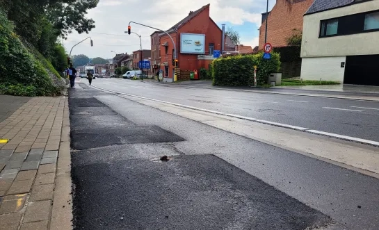 Door dringende werken aan de nutsleidingen is het fietspad in Wemmel herschapen in een lappendeken