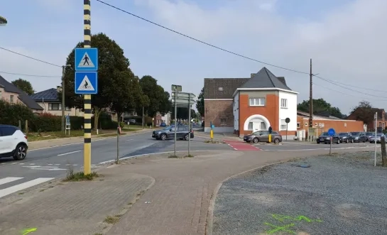 Het gevaarlijke kruispunt wordt veiliger, compacter en krijgt verkeerslichten