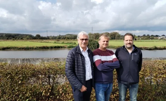 Burgemeester van Roosdaal Wim Goossens en twee buurtbewoners die zicht verzetten tegen de komst van een windturbine