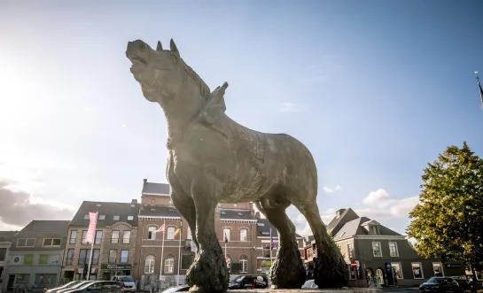 Standbeeld boerenpaard in Lennik