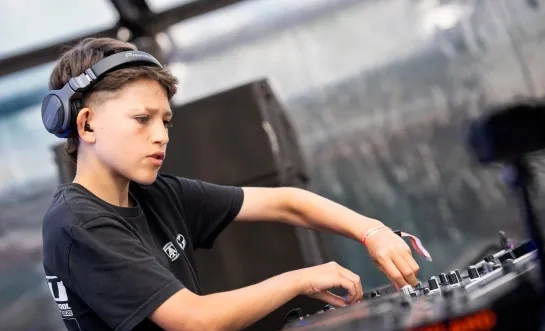 DJ Sebsky (13) is de jongste winnaar ooit van de Oosthoek Live DJ Contest