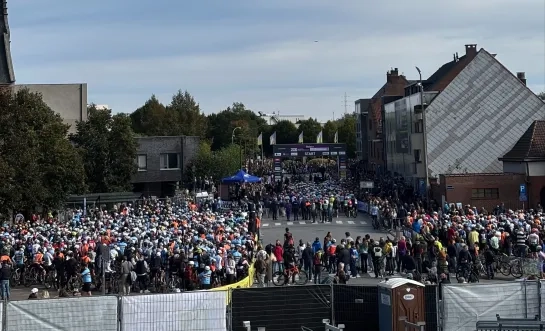 Terugblik op WK gravel: "Deelnemers en supporters van over heel de wereld aan de start in Halle"