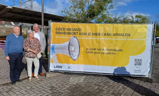 De geldautomaat van Batopin komt aan het station in Lembeek.