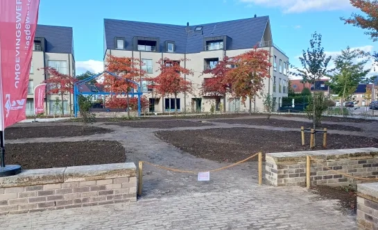 Op het Merelplein in Machelen is 2.000 vierkante meter beton onthard.