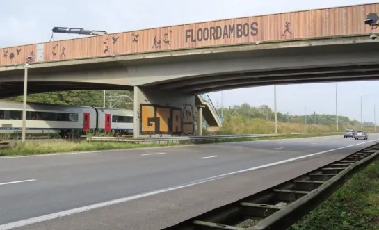 De Ravaarstraat verbindt het Floordambus met het Peutiebos