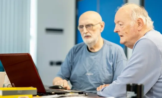 Twee mannen voor een computerscherm