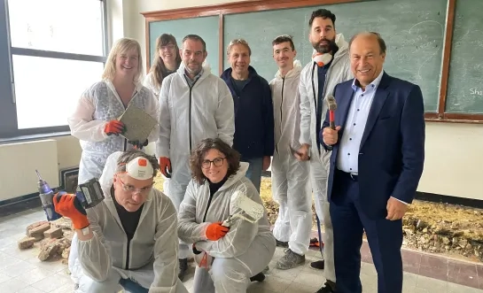 Het team van 3WPlus aan het werk in de oude muziekschool van Groot-Bijgaarden