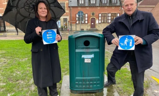 Schepen Lauwers en burgemeester Laeremans tonen de stickers waarmee de gemeente sluikstorters wil sensibiliseren