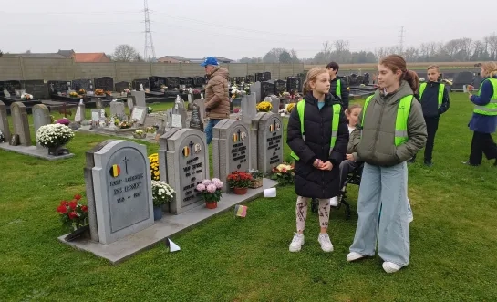 Leerlingen van Virgo De Heide plaatsten zelfgemaakte vlaggetjes aan graven van oud-strijders