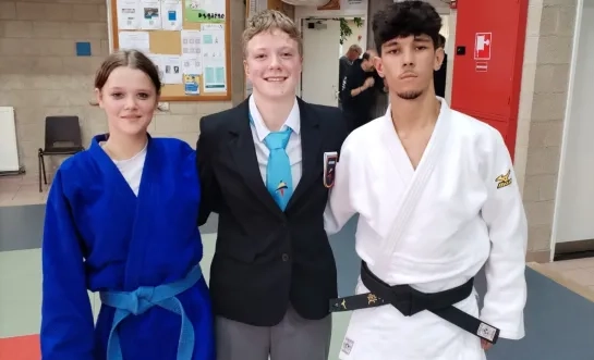 Luna, in het midden, is judoka én official