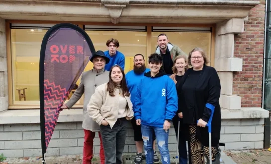 Samen met de medewerkers kijken schepenen Windelen, De Wilde en Olbrechts uit naar de opening van het OverKophuis in Grimbergen