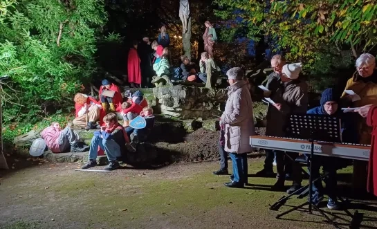 Na de plechtigheid aan de Lourdesgrot ging het met lampionnen gemaakt van bieten richting het kasteel van Ramsdonk. 