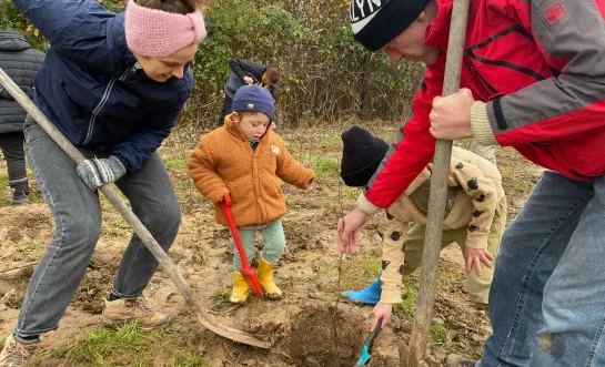 Iedereen steekt de handen uit de mouwen om bomen te planten